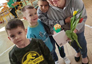 Chłopcy wręczają kwiaty Pani dyrektor