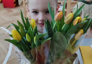Chłopiec z bukietem kwiatów