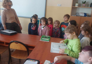 dzieci zwiedzające salę językową