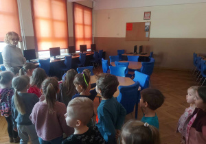 Dzieci zwiedzające salę informatyczną