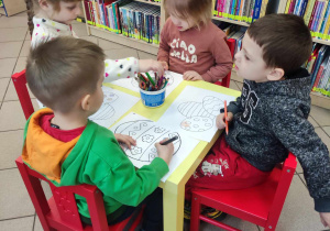 Dzieci kolorują pisanki