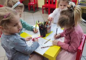 Dzieci kolorują pisanki