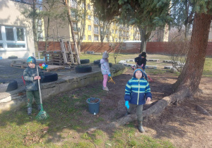 Dzieci sprzątające ogródek