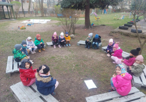 Ćwiczenia oddechowe w ogrodzie przedszkolnym dające rozluźnienie