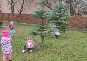 Zdjęcie przedstawia dzieci w ogrodzie przedszkolnym.