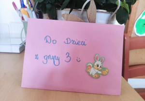 Zdjęcie przedstawia różową kopertę, na której jest napisane: Do dzieci z grupy 3.
