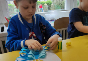 Dzieci przygotowują niebieskie motyle