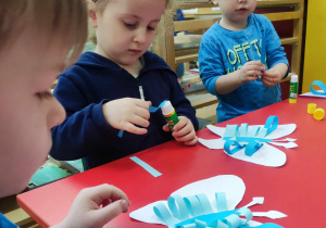 Dzieci przygotowują niebieskie motyle
