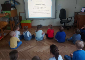 Dzieci oglądające bajkę pt. " Jaś i niebieskie motyle"