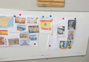 Zdjęcie przedstawia tablicę na której zjaduje się plakat wykonany przez dzieci. Plakat zawiera informacje o Hiszpanii.