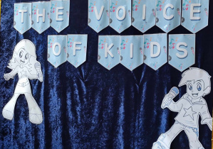 Zdjęcie przedstawia napis "The voice of kids" i sylwety śpiewających dzieci.