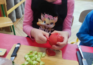 Dziewczynka obiera pomidora