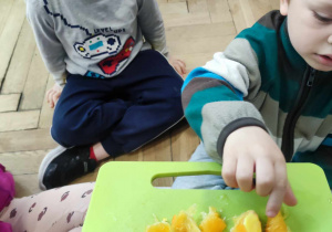 Dzieci jedzą owoc