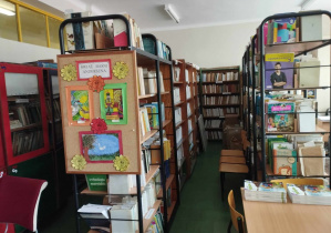 Na zdjęciu widzimy księgozbiór w bibliotece Szkoły Podstawowej Nr 64 w Łodzi.