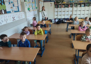 Na zdjęciu widzimy dzieci z grupy I, które siedzą w ławkach w Szkole Podstawowej Nr 64.