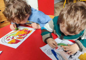 Dzieci kolorują pastelami kolorowanki obrazujące wybrane dzieła Picassa