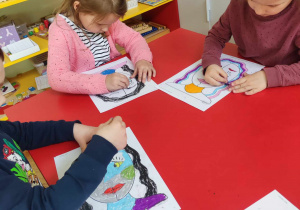 Dzieci kolorują pastelami kolorowanki obrazujące wybrane dzieła Picassa