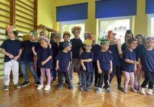 Zdjęcie przedstawia dzieci stojące w grupie.