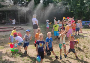 na zdjęciu dzieci w ogrodzie pod kurtyna wodną