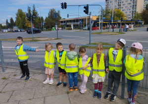 Na zdjęciu widzimy grupkę dzieci na tle skrzyżowania.