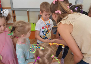 Zdjęcie przedstawia nauczyciela wręczjącego dziecku medal.