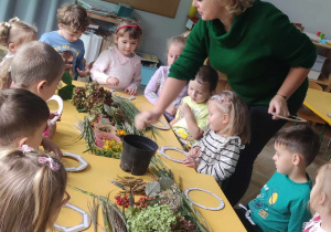 Mama Zosi omawia jak należy wykonać pracę