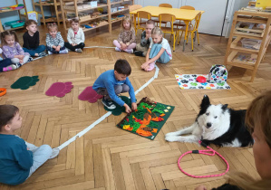 Dzieci chowają smaczki w macie węchowej