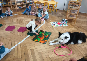 Dzieci chowają smaczki w macie węchowej