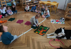 Dzieci chowają smaczki w macie węchowej