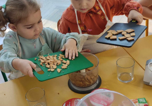 Dzieci kruszą ciastka na spód deseru