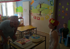 Zdjęcie przedstawia dwa torty przygotowane dla wolontariusza i jednego z przedszkolaków, z okazji ich urodzin.jego