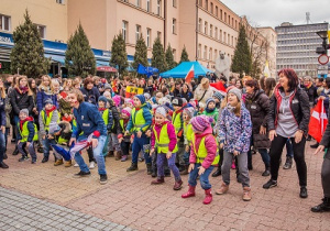 Zdjęcie przedstawia wspólny taniec przedszkolaków z wolontariuszami z różnych krajów podczas " Kolorowej tolerancji"