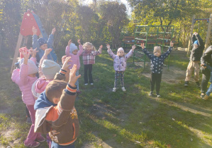 Na zdjęciu widzimy grupkę dzieci wykonującą zabawy ruchowe.