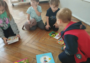 Na zdjęciu widzimy dzieci, które decydują samodzielnie, którą książkę chcą wypożyczyć na weekend do domu.
