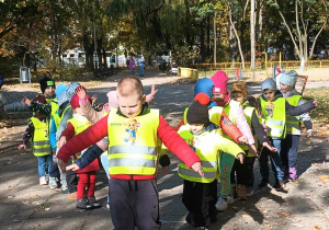 dzieci ustawione w klucz ptaków