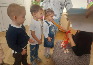 Na zdjęciu widać jak Pani Dyrektor pasuje nowego przedszkolaka