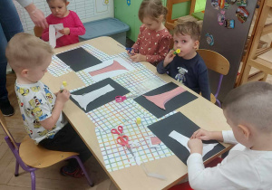 Na zdjęciu dzieci zaangażowane w pracę