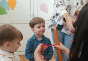 Pani Dyrektor pasuje chłopca na Przedszklaka.