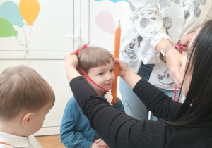 Pani Dyrektor pasuje chłopca na Przedszklaka.