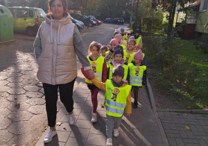 Na zdjęciu grupa dzieci idąca do sklepu na zakupy