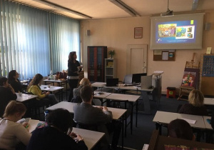 Zdjęcie przedstawia salę w której odbywa się konferencja