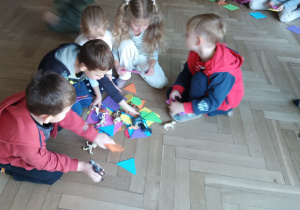 Dzieci wybierają figury geometryczne.