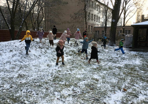 dzieci zbiegają z górki