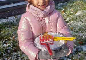 dziewczynka, która zebrała śnieg do wiaderka