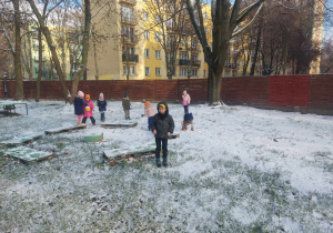 dzieci bawiące się na śniegi