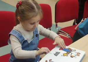 Zajęcia z bibliotece słuchanie i oglądanie książek