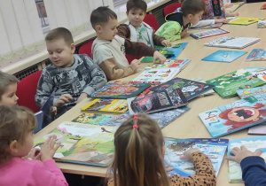 Zajęcia z bibliotece słuchanie i oglądanie książek