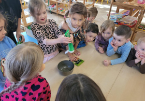 Zdjęcie przedstawia dziecko nalewające żel aloesowy do miski.