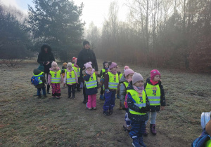 wędrujemy przez las do miejsca, gdzie czeka na nas pierwsze zadanie