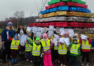 Dzieci stoją przed sterta prezentów